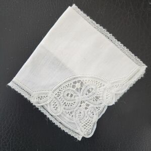VINTAGE WHITE DELICATE CUT-OUT LACE HANDKERCHIEF